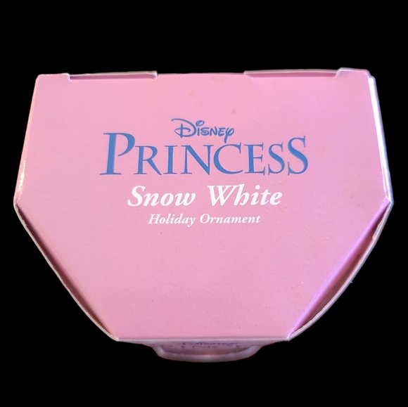 VINTAGE DISNEY PRINCESS SNOW WHITE HOLIDAY ORNAMENT WITH DOPEY AND OPENING DOOR - Picture 4 of 15
